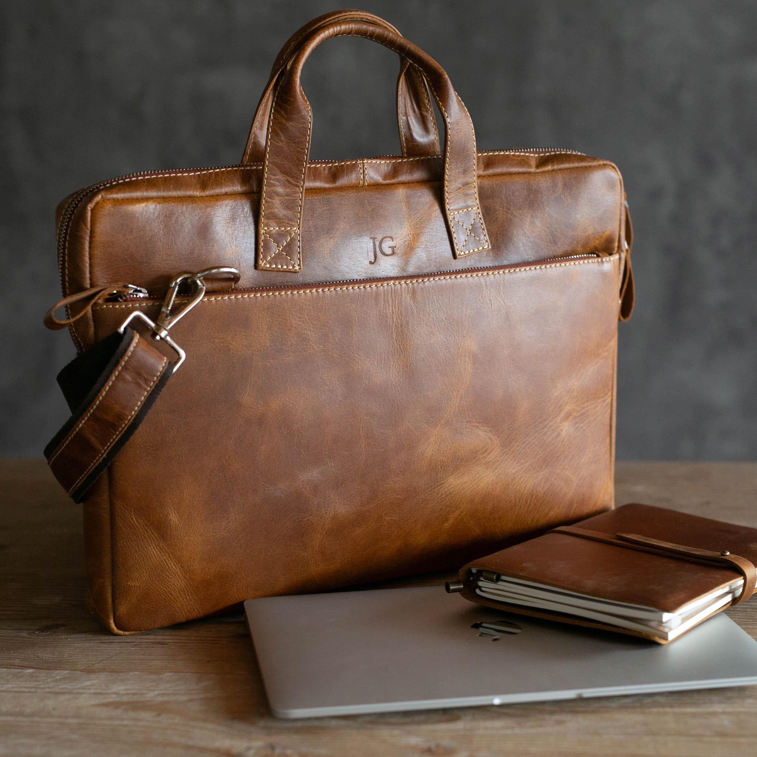 Laptoptasche aus Büffelleder mit Monogramm personalisiert – Mein