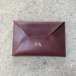 Envelope Tasche mit Prägung Bordeaux personalisiert | Mein Monogramm
