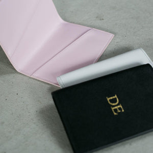 Reisepass-Etui aus Saffiano Leder personalisiert | Mein Monogramm