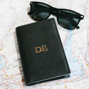 Reisepass-Etui aus Saffiano Leder personalisiert | Mein Monogramm