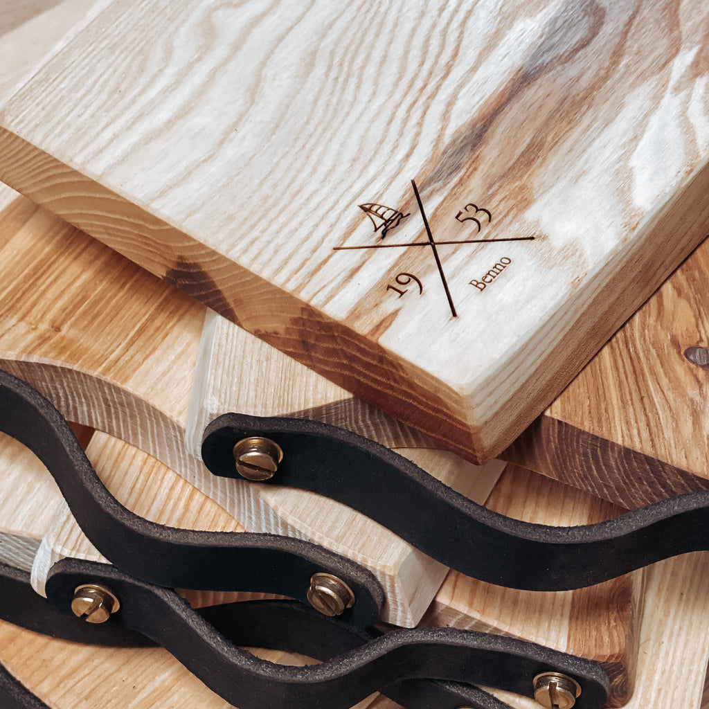 Personalisiertes Servierbrett mit Tragegriff aus Leder – Mein Monogramm